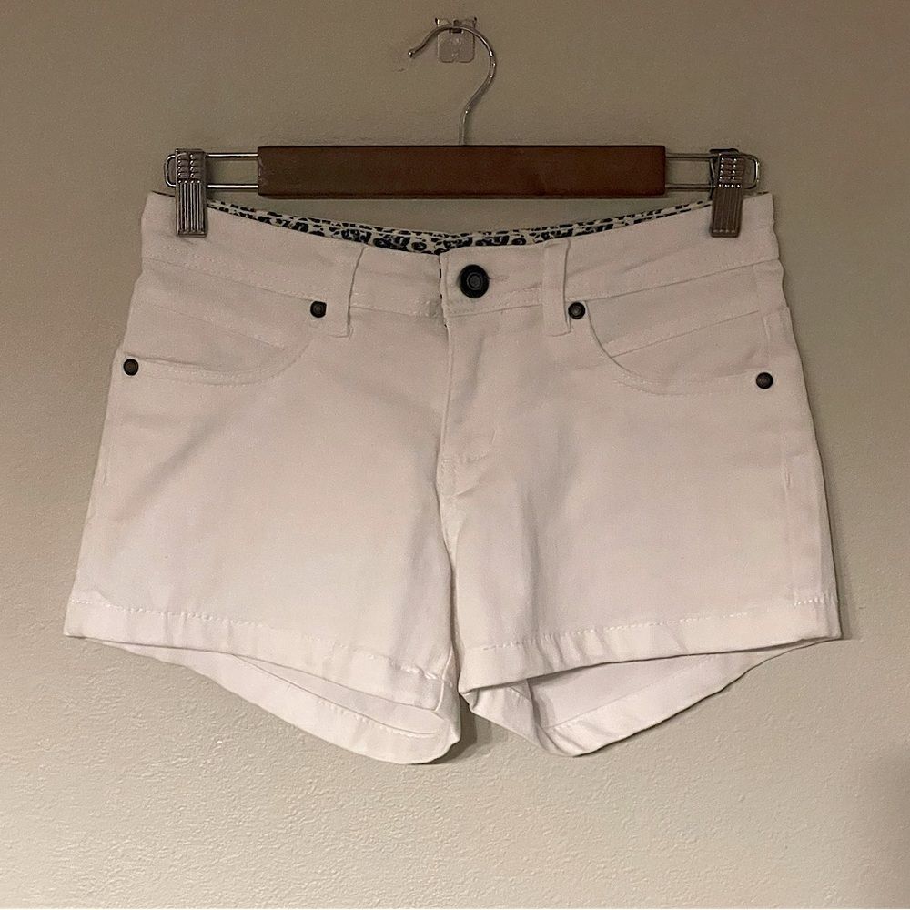 NWOT! Womens, White Suko Jeans, Denim Shorts. Size 2.